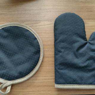 Microwave oven glove mat